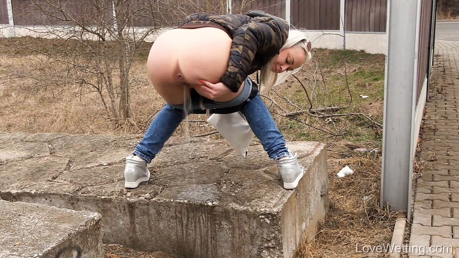 Девушки писают вид сзади
