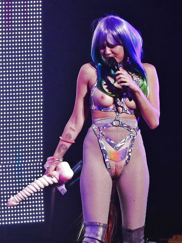 Леди Гага разделась на концерте