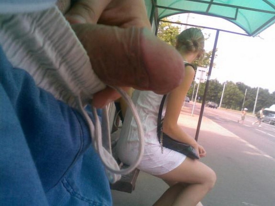 Мужчина онанист в лесу