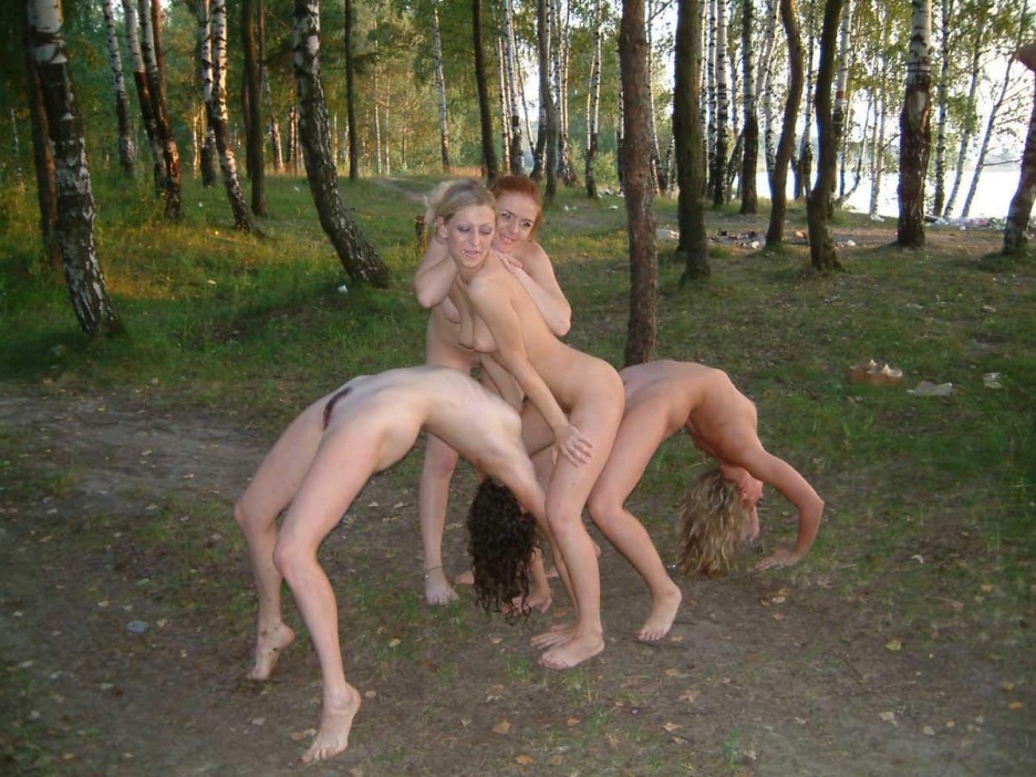 Голые школьницы на природе
