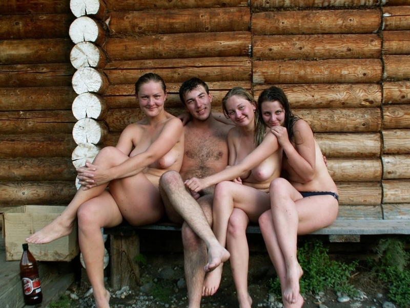 Голые мужчины и женщины в бане