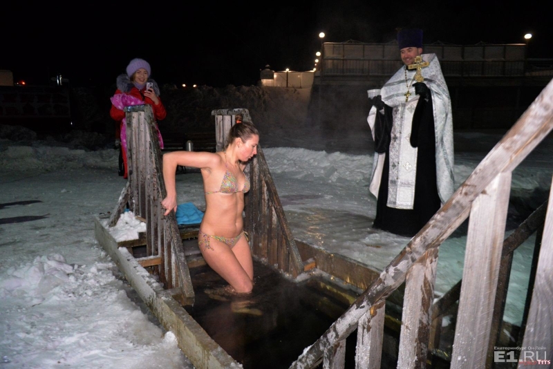 Девушки в проруби голышом