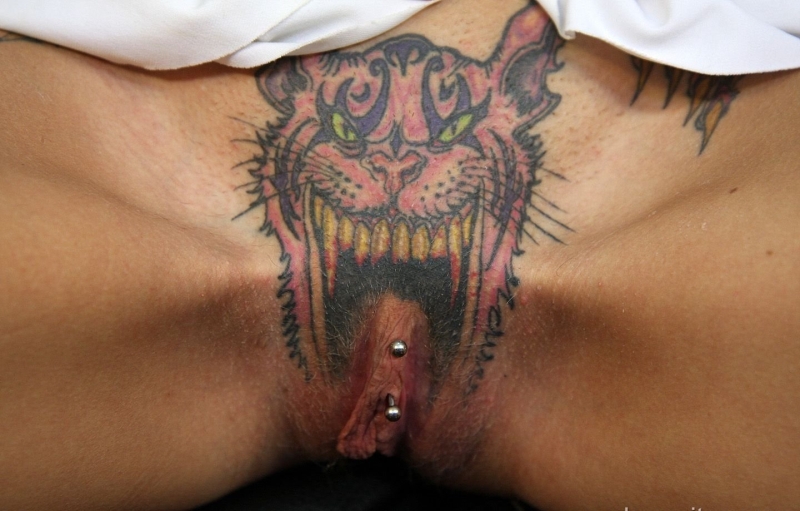 Порноактриса с тату на лобке