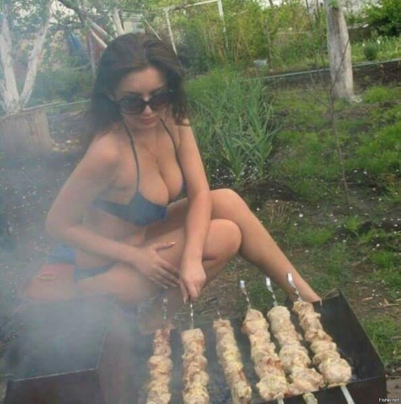 Девушка с шашлыком
