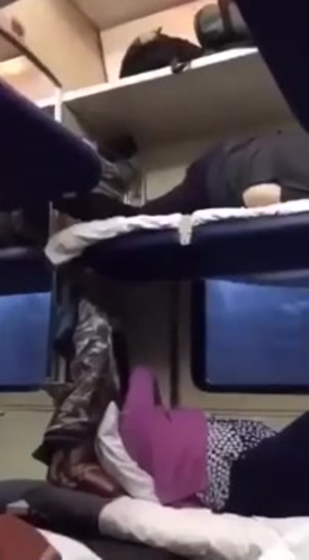 Девушки в поезде плацкарт